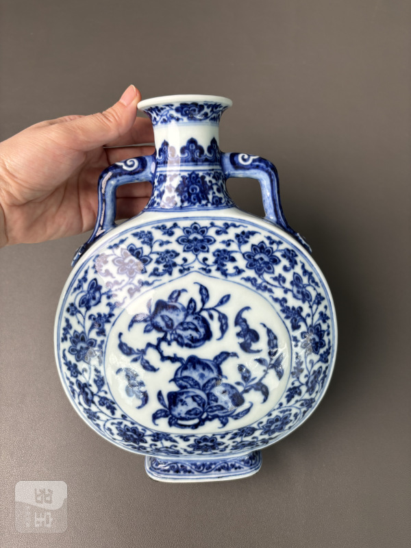 清乾隆 青花缠枝莲开光福寿纹绶带耳抱月瓶 - 图4